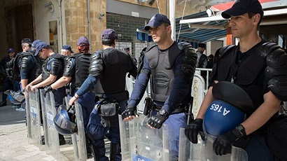Полиция Греции арестовала около 100 человек за нарушение карантина