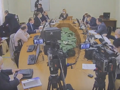 Члены постоянной парламентской комиссии НС Армении начали заседание комиссии в медицинских масках