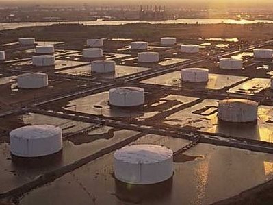 FT: вместимость мировых хранилищ нефти достигнет пика в течение ближайших месяцев