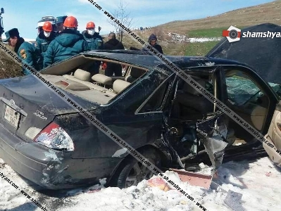 Toyota Avalon-ը բախվել է երկաթե արգելապատնեշին, մի քանի պտույտ շրջվելով՝ հայտնվել դաշտում. վարորդը տեղում մահացել է