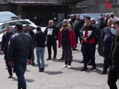 Hraparak.am: Сотрудники торгового центра «Петак» в Ереване организовали акцию протеста
