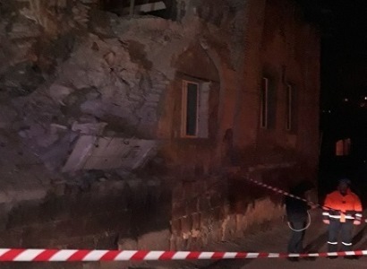 В одном из кварталов Еревана частично обвалилась стена строения