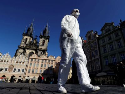 В Чехии ввели крупные штрафы на людей, выходящих на улицу без защитных масок