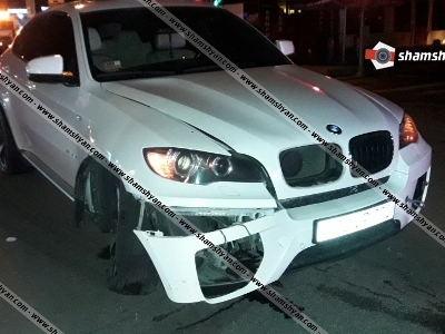 В Ереване столкнулись 2 автомобиля BMW служащего Минобороны и руководителя филиала ЗАО «САС Груп»