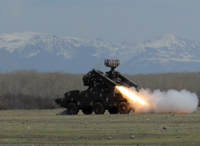 Armenian army's general staff chief follow anti-air defense units' exercises