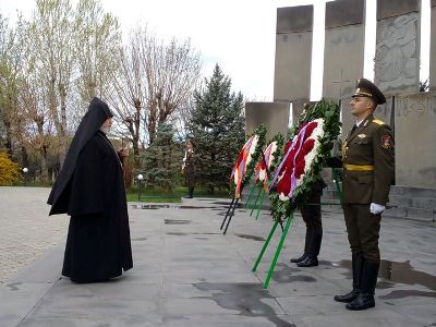 Գարեգին Բ Կաթողիկոսն այցելել է «Եռաբլուր» պանթեոն (ֆոտո)