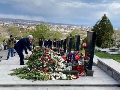 Սերժ Սարգսյանն այցելել է Եռաբլուր. Նա հարգանքի տուրք է մատուցել ապրիլյան պատերազմի հերոսների հիշատակին (ֆոտո)