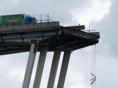Automobile bridge collapses in Toscana
