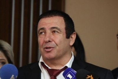 «Իրավունք». Իր աշխատողների փողով ժողովրդին լավություն անելու նուրբ արվեստը. Ծառուկյանն իր խոսքի տերն է