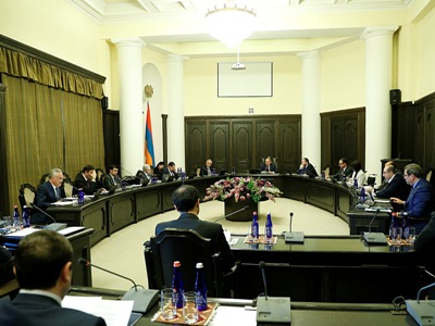 Armenia PM holds discussion on new measures for providing social and economic assistance