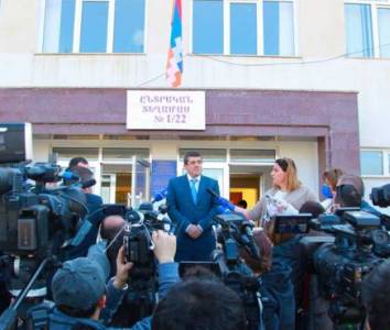 «Հրապարակ». Արայիկ Հարությունյանը բանակցում է երկու ուժի հետ