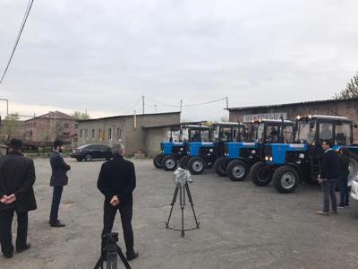Անիվավոր տրակտորներ` Գեղարքունիքի եւ Արագածոտնի մարզի երկու համայնքի արոտօգտագործողների կոոպերատիվներին