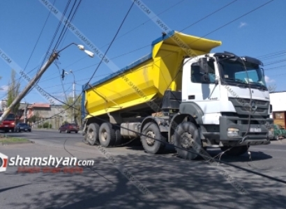 Բեռնատար Mercedes-ի թափքը ընթացքում վնասել է էլեկտրալարերն ու մասամբ թեքել էլեկտրասյունը