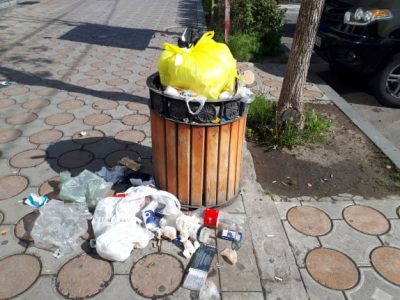 Дезинфекция не добралась до ереванских дворов: Мусор и ныне там