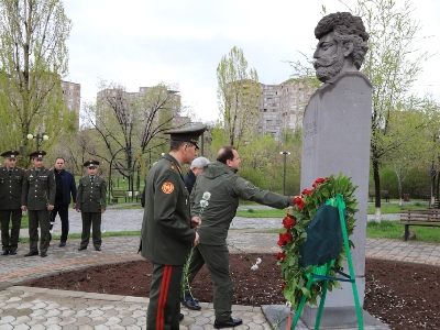 Armenia MOD pays respects to National Hero Tatul Krpeyan