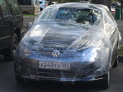 В Москве хозяин Volkswagen Polo обмотал его пищевой пленкой