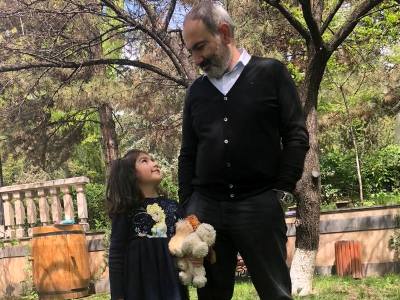 Armenian PM shares new photo with his daughter