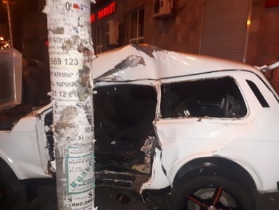 «Նիվան» Սեբաստիա փողոցում բախվել է սյանը. վարորդի վիճակը ծայրահեղ ծանր է (ֆոտո)