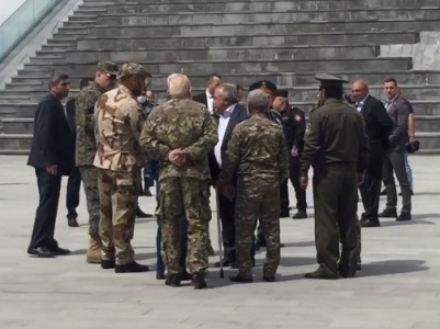 Armenia defense minister visits Yerablur Military Pantheon