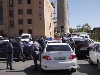 Armenia Ombudsman's rapid reaction group at police station to visit protesters