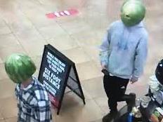 В США двое мужчин с арбузами на головах ограбили продуктовый магазин