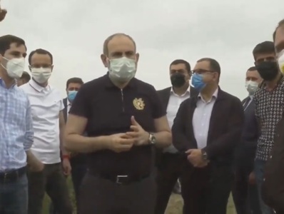 Ես գիտեմ՝ ինչու է էս ծառը բերք տվել, մյուսները ոչ. Էս ծառի տերը վերեւներում ծանոթ ունի, դեպուտատի բարեկամ է. Փաշինյան