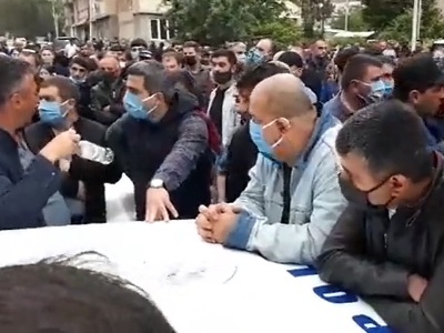 Citizens of Armenia's Kapan demand meeting with Syunik Province governor