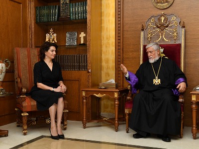 Armenia PM's wife, His Holiness Aram I hold phone talks