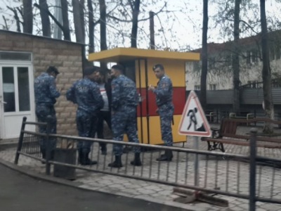 Երկու ավտոբուս ոստիկան դուբինկաներով լցվել են քաղաք․ քաջարանցիները ահազանգում են (ֆոտո)