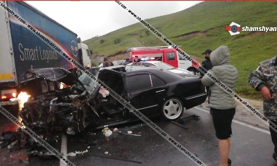 Լոռիում բախվել են Iveco բեռնատարն ու Mercedes-ը. ջարդոնի վերածված Mercedes-ից վարորդին դուրս են բերել փրկարարները(ֆոտո)