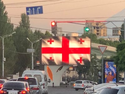Վրաստանի ազգային տոնի օրը Երեւանի փողոցների վահանակները լուսավորվել են Վրաստանի դրոշի գույներով (ֆոտո)