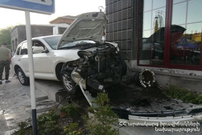 «Ֆլորենս» ռեստորանի մոտ բախվել են «Օպելն» ու 2 «Porsche Cayenne»-ները. Նրանցից մեկը բախվել է պատին. Կան վիրավորներ