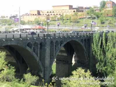 Քաղաքացին ցանկանում է ինքնասպանություն գործել՝ նետվելով Կիևյան կամրջից