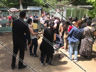 Դենդրոպարկի մուտքի մոտ տասնյակ մարդկանց հերթ է գոյացել, չի պահպանվում սոցիալական հեռավորությունը․ SHAMSHYAN.com