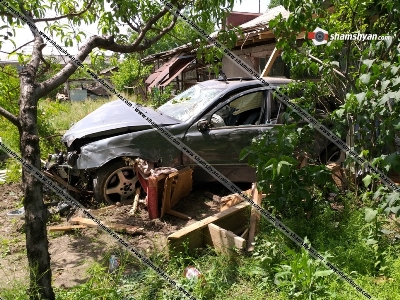 Կասկադյորական վթար Արմավիրի մարզում. Mercedes-ը մխրճվել է տան մեջ՝ փլուզելով պատերն ու առաստաղը. կա վիրավոր (ֆոտո)