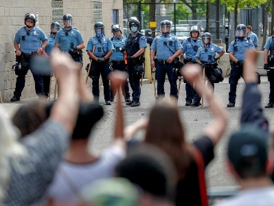 US Federal Protective Service officer shot dead during riots in Oakland