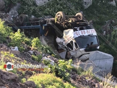 Խոշոր ավտովթար Արագածոտնի մարզում. Mercedes մակնիշի ավտոքարշակը գլորվելով՝ գլխիվայր հայտնվել ձորում