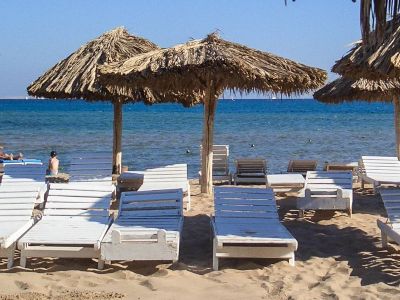 Dubai police fine over 100 beachgoers for not using masks