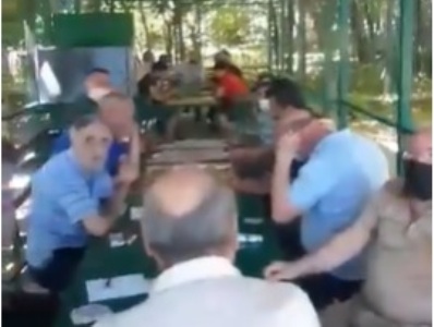 Կներեք, հայրիկներ․ վարչապետը բակում նարդի խաղացող տարեցների տեսանյութ է հրապարակել
