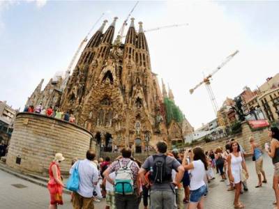 Spain to start opening its borders to foreign tourists from July 1