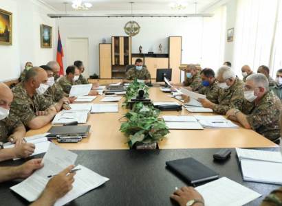 Глава Минобороны Арцаха провел заседание военного совета: состоялось обсуждение вопросов систем видеонаблюдения