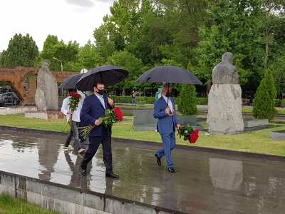 Սերժ Սարգսյանը Տարոն Մարգարյանի հետ հարգանքի տուրք է մատուցել Անդրանիկ Մարգարյանի հիշատակին (ֆոտո)