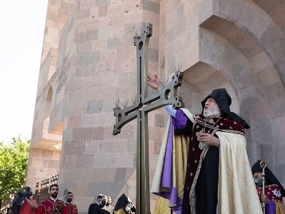 Օծվեց և վերատեղադրվեց Մայր տաճարի գմբեթի խաչը