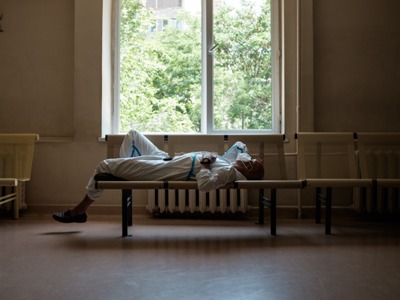 French doctor sleeping in corridor of Armenian hospital (PHOTO)