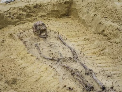 Археологи нашли 100 захоронений детей с монетами во рту