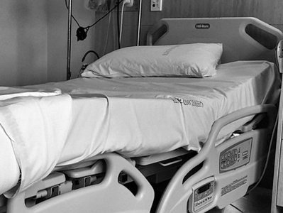Самым молодым из умерших пациентов с коронавирусом оказался 33-летний мужчина, а самым пожилым – 87-летняя женщина