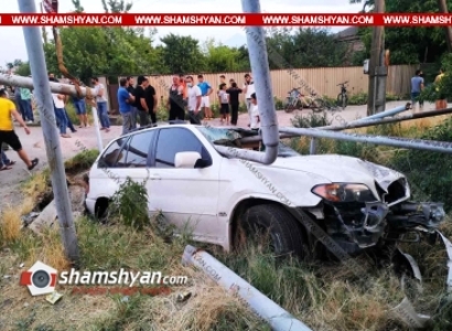 Արարատի մարզում. բախվել են BMW X5-ն ու Opel-ը. BMW-ն մխրճվել է գազատար խողովակների մեջ