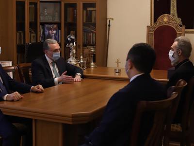 Զոհրաբ Մնացականյանը հանդիպել է Արցախի թեմի առաջնորդի հետ