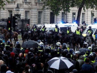 Unlicensed music event in London: 11 police officers injured