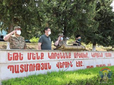 Արցախի ՊԲ հրամանատարը շնորհավորել է ծառայության անցնող զորակոչիկներին (ֆոտո)